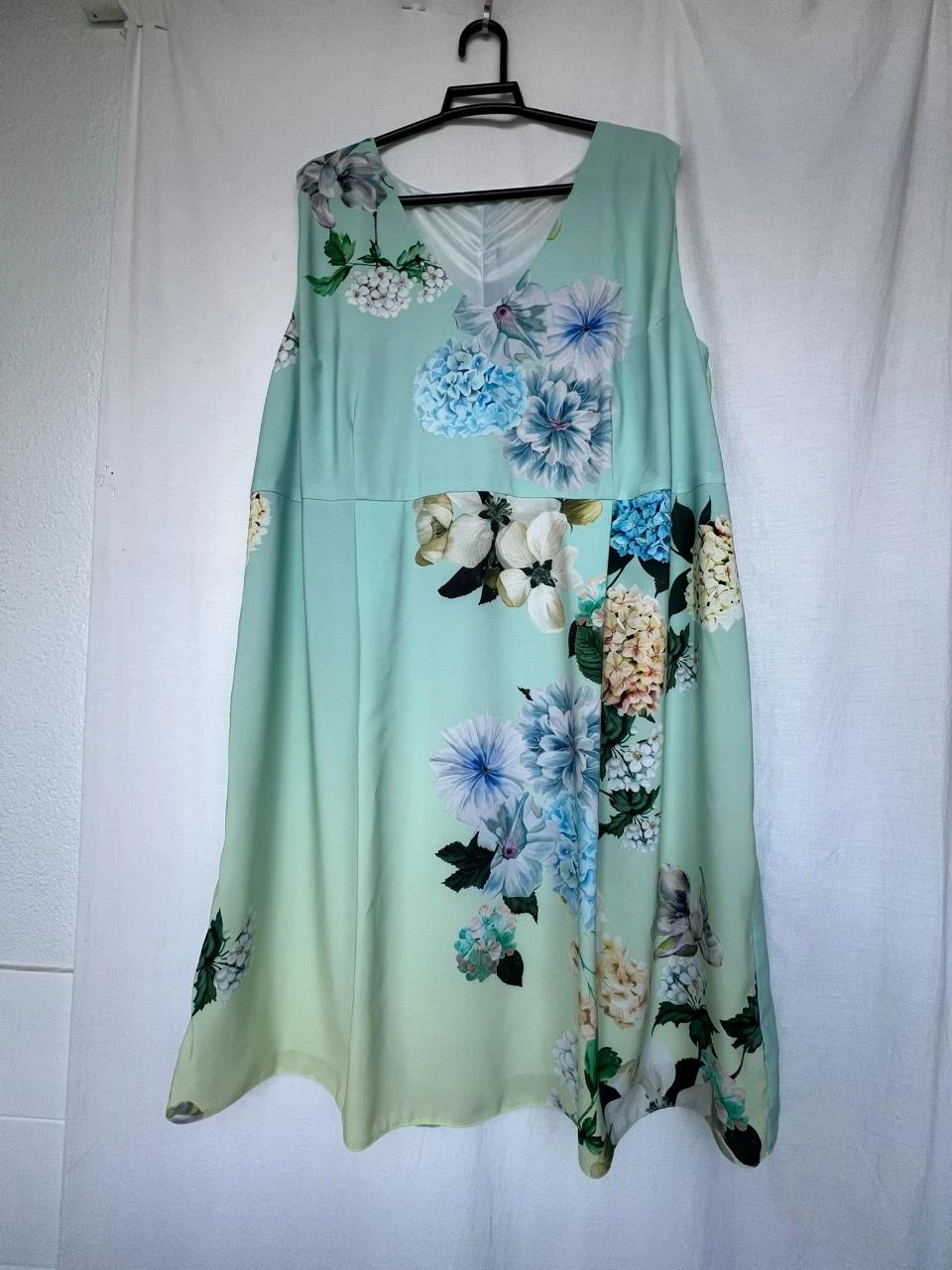 Vestido sem mangas com hortênsias estampadas